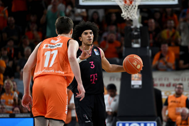 保利尼奥与 保利尼奥与